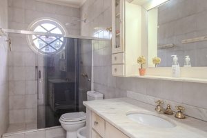 Casa à venda com 500m², 4 dormitórios, 2 suítes, 2 vagas, no bairro Vila Conceição em Porto Alegre