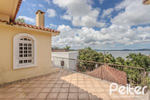 Casa à venda com 500m², 4 dormitórios, 2 suítes, 2 vagas, no bairro Vila Conceição em Porto Alegre