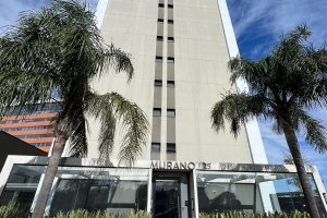 Apartamento à venda com 100m², 3 dormitórios, 1 suíte, 2 vagas, no bairro Cristal em Porto Alegre