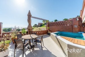 Casa em Condomínio à venda com 359m², 3 dormitórios, 1 suíte, 4 vagas, no bairro Cristal em Porto Alegre