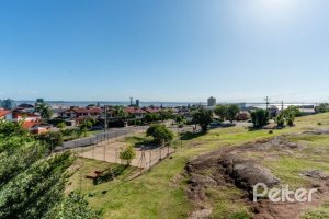 Casa em Condomínio à venda com 359m², 3 dormitórios, 1 suíte, 4 vagas, no bairro Cristal em Porto Alegre