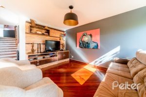 Casa em Condomínio à venda com 359m², 3 dormitórios, 1 suíte, 4 vagas, no bairro Cristal em Porto Alegre