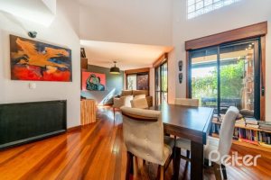 Casa em Condomínio à venda com 359m², 3 dormitórios, 1 suíte, 4 vagas, no bairro Cristal em Porto Alegre