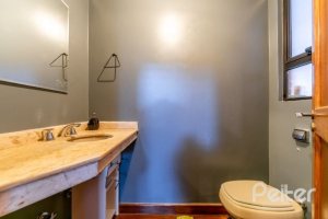 Casa em Condomínio à venda com 359m², 3 dormitórios, 1 suíte, 4 vagas, no bairro Cristal em Porto Alegre