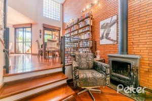 Casa em Condomínio à venda com 359m², 3 dormitórios, 1 suíte, 4 vagas, no bairro Cristal em Porto Alegre