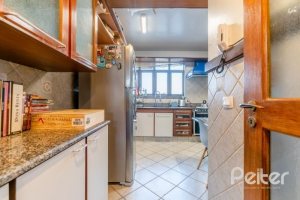 Casa em Condomínio à venda com 359m², 3 dormitórios, 1 suíte, 4 vagas, no bairro Cristal em Porto Alegre