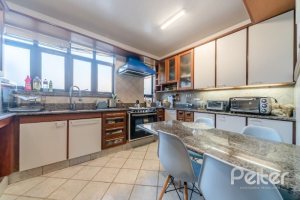 Casa em Condomínio à venda com 359m², 3 dormitórios, 1 suíte, 4 vagas, no bairro Cristal em Porto Alegre