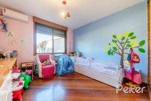 Casa em Condomínio à venda com 359m², 3 dormitórios, 1 suíte, 4 vagas, no bairro Cristal em Porto Alegre