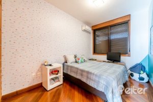 Casa em Condomínio à venda com 359m², 3 dormitórios, 1 suíte, 4 vagas, no bairro Cristal em Porto Alegre