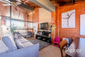 Casa em Condomínio à venda com 359m², 3 dormitórios, 1 suíte, 4 vagas, no bairro Cristal em Porto Alegre