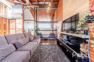 Casa em Condomínio à venda com 359m², 3 dormitórios, 1 suíte, 4 vagas, no bairro Cristal em Porto Alegre