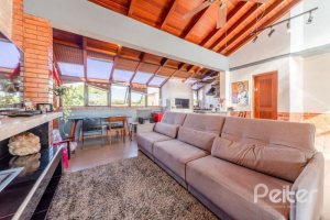 Casa em Condomínio à venda com 359m², 3 dormitórios, 1 suíte, 4 vagas, no bairro Cristal em Porto Alegre