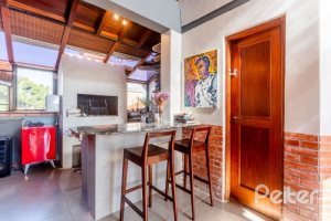 Casa em Condomínio à venda com 359m², 3 dormitórios, 1 suíte, 4 vagas, no bairro Cristal em Porto Alegre