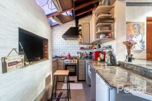 Casa em Condomínio à venda com 359m², 3 dormitórios, 1 suíte, 4 vagas, no bairro Cristal em Porto Alegre