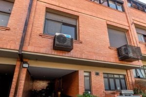 Casa em Condomínio à venda com 359m², 3 dormitórios, 1 suíte, 4 vagas, no bairro Cristal em Porto Alegre