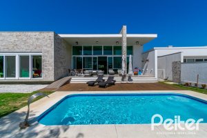 Casa em Condomínio à venda com 420m², 4 dormitórios, 4 suítes, 6 vagas, no bairro Terra Ville em PORTO ALEGRE