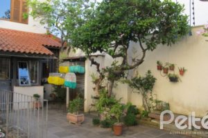 Comercial à venda com 260m², 3 dormitórios, 1 suíte, 6 vagas, no bairro Menino Deus em Porto Alegre