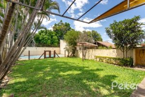 Casa à venda com 184m², 3 dormitórios, 1 suíte, 3 vagas, no bairro Ipanema em Porto Alegre