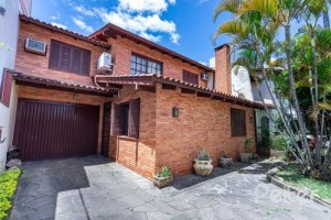 Casa à venda com 184m², 3 dormitórios, 1 suíte, 3 vagas, no bairro Ipanema em Porto Alegre