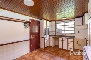 Casa à venda com 184m², 3 dormitórios, 1 suíte, 3 vagas, no bairro Ipanema em Porto Alegre