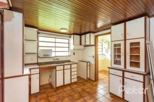 Casa à venda com 184m², 3 dormitórios, 1 suíte, 3 vagas, no bairro Ipanema em Porto Alegre