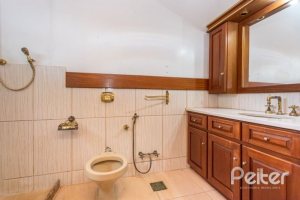 Casa à venda com 184m², 3 dormitórios, 1 suíte, 3 vagas, no bairro Ipanema em Porto Alegre