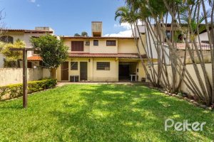 Casa à venda com 184m², 3 dormitórios, 1 suíte, 3 vagas, no bairro Ipanema em Porto Alegre