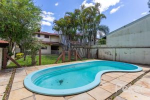 Casa à venda com 184m², 3 dormitórios, 1 suíte, 3 vagas, no bairro Ipanema em Porto Alegre