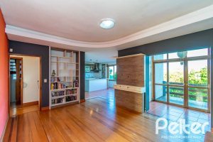 Casa à venda com 380m², 4 dormitórios, 2 suítes, 3 vagas, no bairro Vila Assunção em Porto Alegre