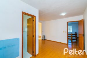 Casa à venda com 380m², 4 dormitórios, 2 suítes, 3 vagas, no bairro Vila Assunção em Porto Alegre