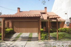 Casa à venda com 160m², 3 dormitórios, 1 suíte, 2 vagas, no bairro Ipanema em Porto Alegre
