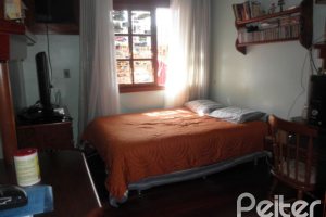 Casa à venda com 160m², 3 dormitórios, 1 suíte, 2 vagas, no bairro Ipanema em Porto Alegre