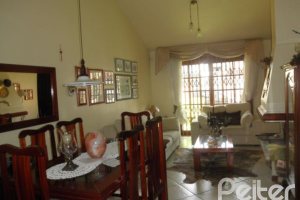 Casa à venda com 160m², 3 dormitórios, 1 suíte, 2 vagas, no bairro Ipanema em Porto Alegre