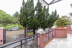 Casa em Condomínio à venda com 210m², 4 dormitórios, 2 suítes, 2 vagas, no bairro Vila Assunção em Porto Alegre