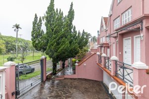 Casa em Condomínio à venda com 210m², 4 dormitórios, 2 suítes, 2 vagas, no bairro Vila Assunção em Porto Alegre