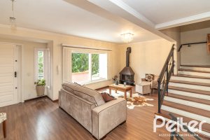 Casa em Condomínio à venda com 210m², 4 dormitórios, 2 suítes, 2 vagas, no bairro Vila Assunção em Porto Alegre