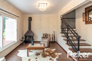 Casa em Condomínio à venda com 210m², 4 dormitórios, 2 suítes, 2 vagas, no bairro Vila Assunção em Porto Alegre