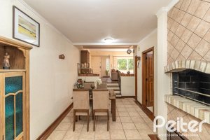 Casa em Condomínio à venda com 210m², 4 dormitórios, 2 suítes, 2 vagas, no bairro Vila Assunção em Porto Alegre