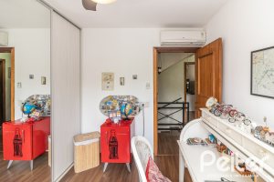 Casa em Condomínio à venda com 210m², 4 dormitórios, 2 suítes, 2 vagas, no bairro Vila Assunção em Porto Alegre
