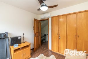 Casa em Condomínio à venda com 210m², 4 dormitórios, 2 suítes, 2 vagas, no bairro Vila Assunção em Porto Alegre