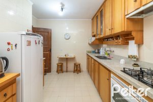 Casa em Condomínio à venda com 210m², 4 dormitórios, 2 suítes, 2 vagas, no bairro Vila Assunção em Porto Alegre