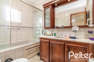 Casa em Condomínio à venda com 210m², 4 dormitórios, 2 suítes, 2 vagas, no bairro Vila Assunção em Porto Alegre