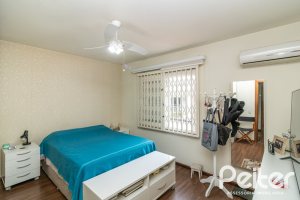 Casa em Condomínio à venda com 210m², 4 dormitórios, 2 suítes, 2 vagas, no bairro Vila Assunção em Porto Alegre