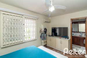 Casa em Condomínio à venda com 210m², 4 dormitórios, 2 suítes, 2 vagas, no bairro Vila Assunção em Porto Alegre