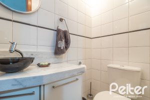 Casa em Condomínio à venda com 210m², 4 dormitórios, 2 suítes, 2 vagas, no bairro Vila Assunção em Porto Alegre