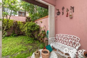 Casa em Condomínio à venda com 210m², 4 dormitórios, 2 suítes, 2 vagas, no bairro Vila Assunção em Porto Alegre