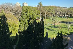 Casa em Condomínio à venda com 210m², 4 dormitórios, 2 suítes, 2 vagas, no bairro Vila Assunção em Porto Alegre