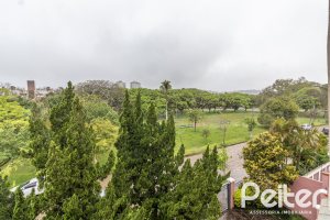 Casa em Condomínio à venda com 210m², 4 dormitórios, 2 suítes, 2 vagas, no bairro Vila Assunção em Porto Alegre