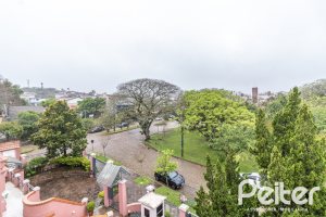 Casa em Condomínio à venda com 210m², 4 dormitórios, 2 suítes, 2 vagas, no bairro Vila Assunção em Porto Alegre