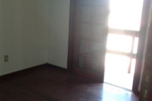 Casa à venda com 158m², 3 dormitórios, 1 suíte, 2 vagas, no bairro Ipanema em Porto Alegre
